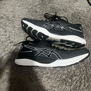 Black and gray ASICS Gel-nimbus 24 running shoes